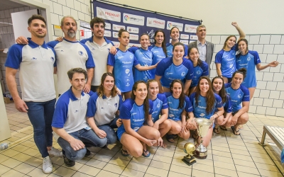 El Natació Sabadell celebrant la Copa de la Reina conquerida la passada temporada | Roger Benet
